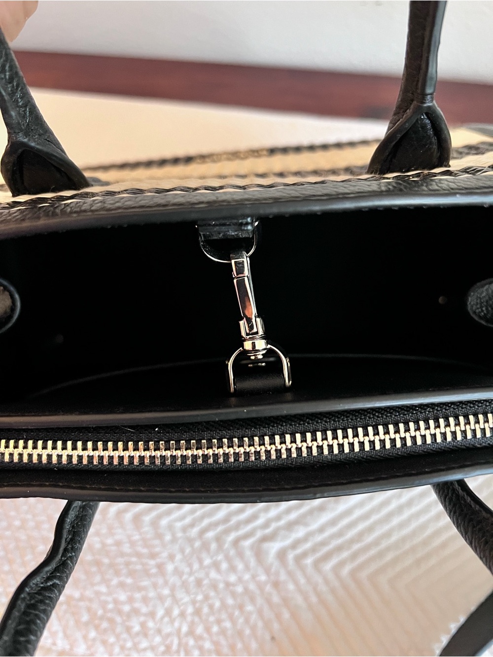 Kate Spade Knott Woven Black White Handbag Top Handles crossbody Like New - Picture 11 of 12